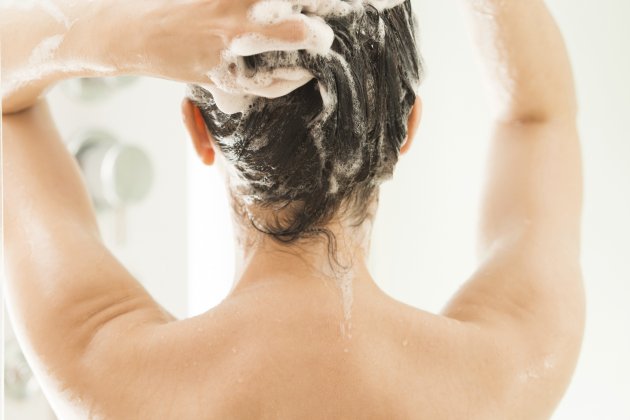 Shampooing : rinçage immédiat ou temps de pose ?